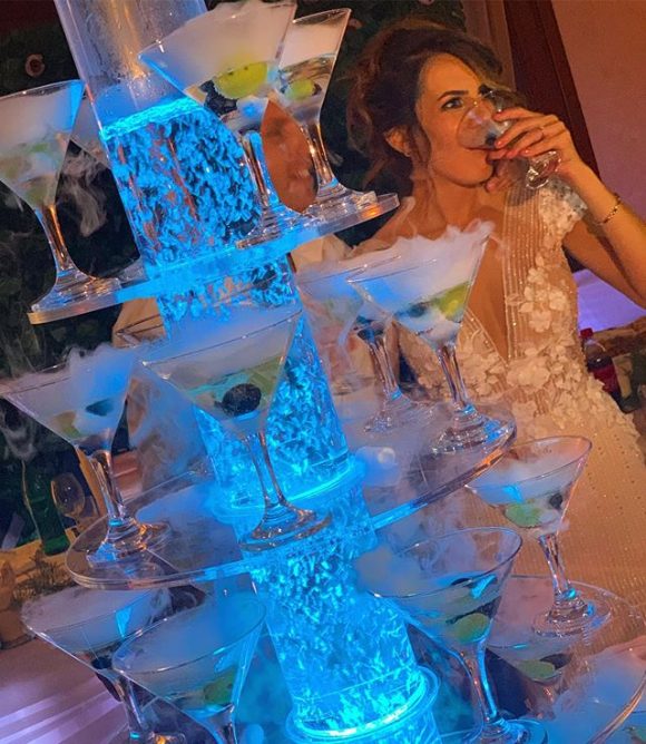 Sampanjac fontana sa suvim ledom i mlada pije šampanjac