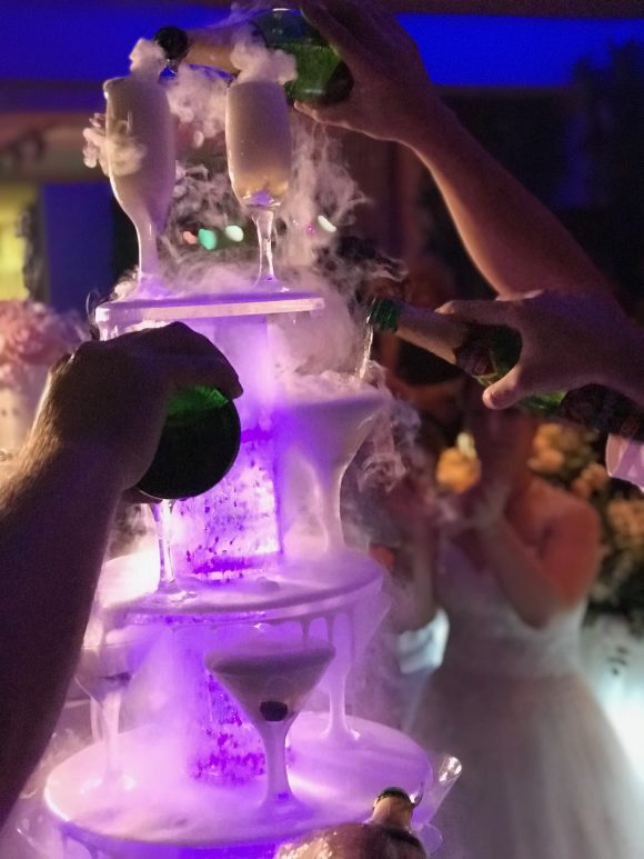 konobari sipaju sampanjac na sampanjac fontana i suvi led