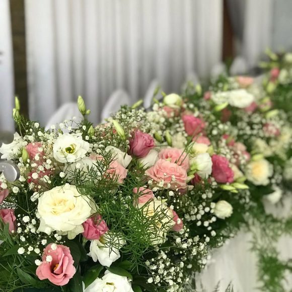 Dekoracija mladenačkog stola sa belim i roze cvećem